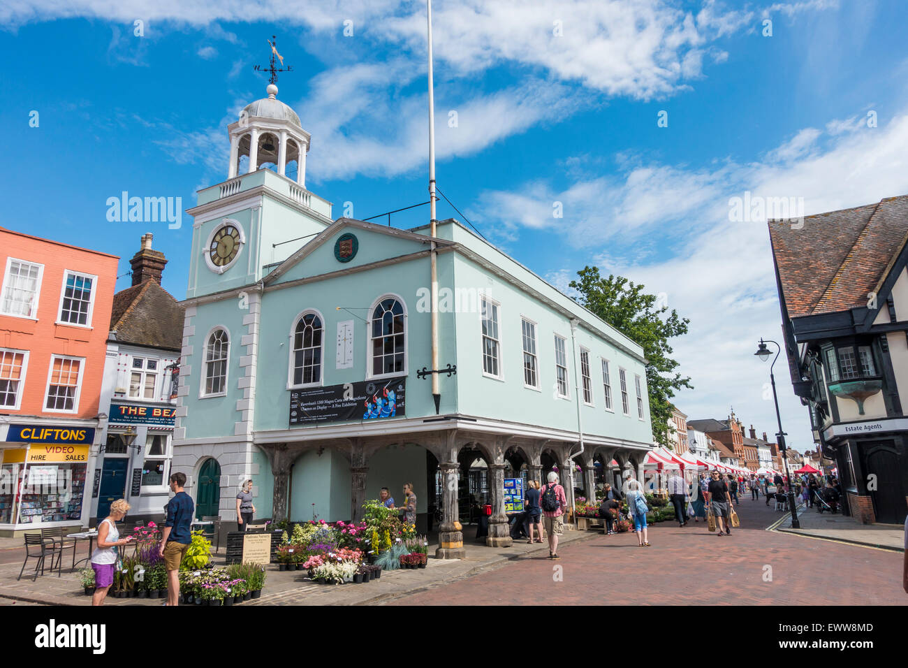 Occupato Giorno di mercato mediante la Guildhall a Faversham Town Center Kent Foto Stock