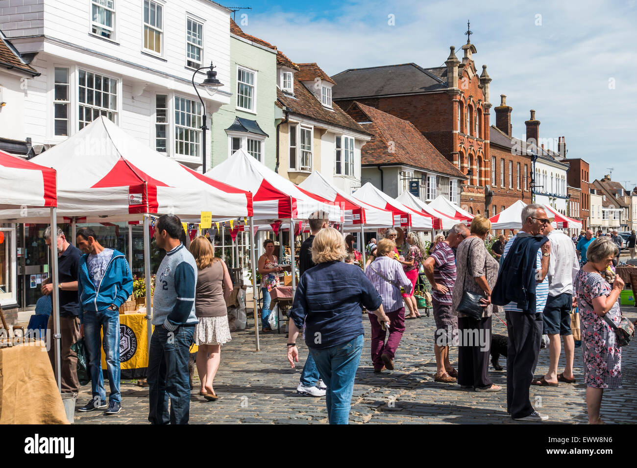 Occupato Giorno di Mercato Mercato in Faversham Town Center Kent Foto Stock