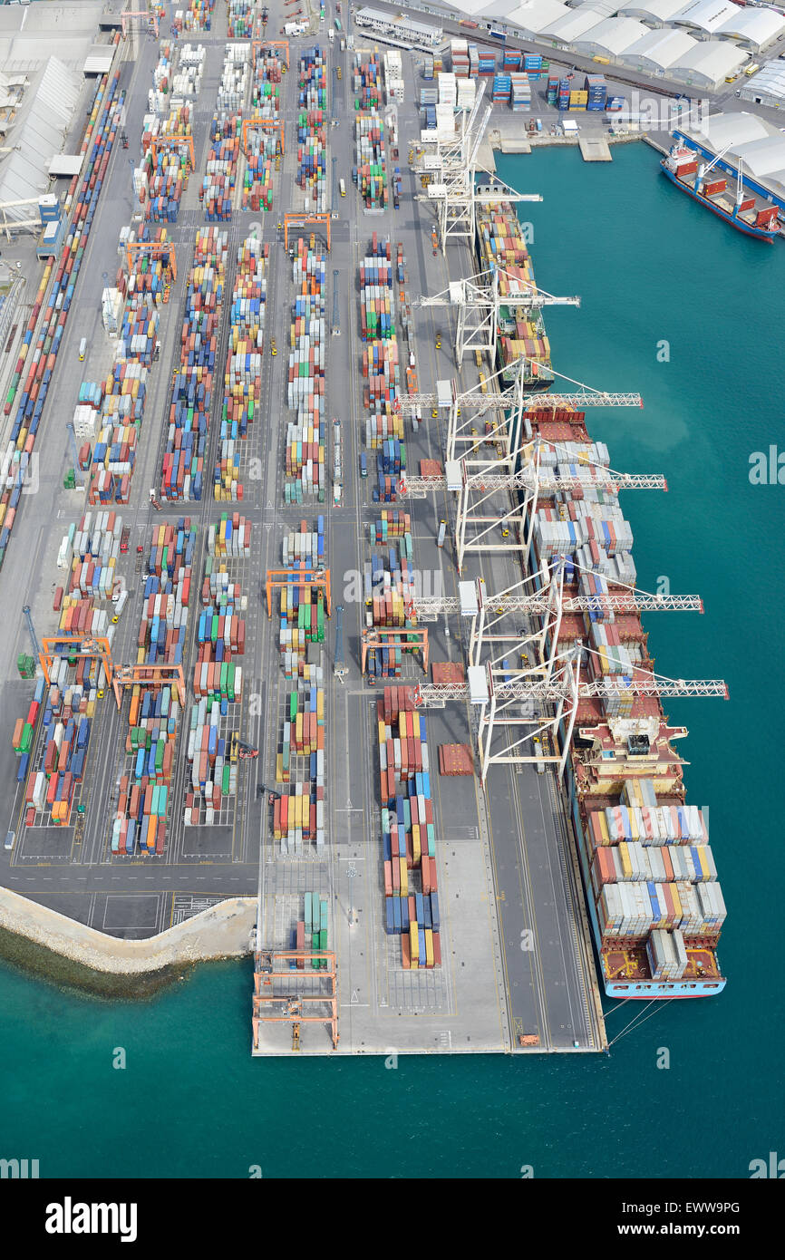 VISTA AEREA. Container e navi portacontainer sulla costa adriatica. Porto di Capodistria, Slovenia. Foto Stock