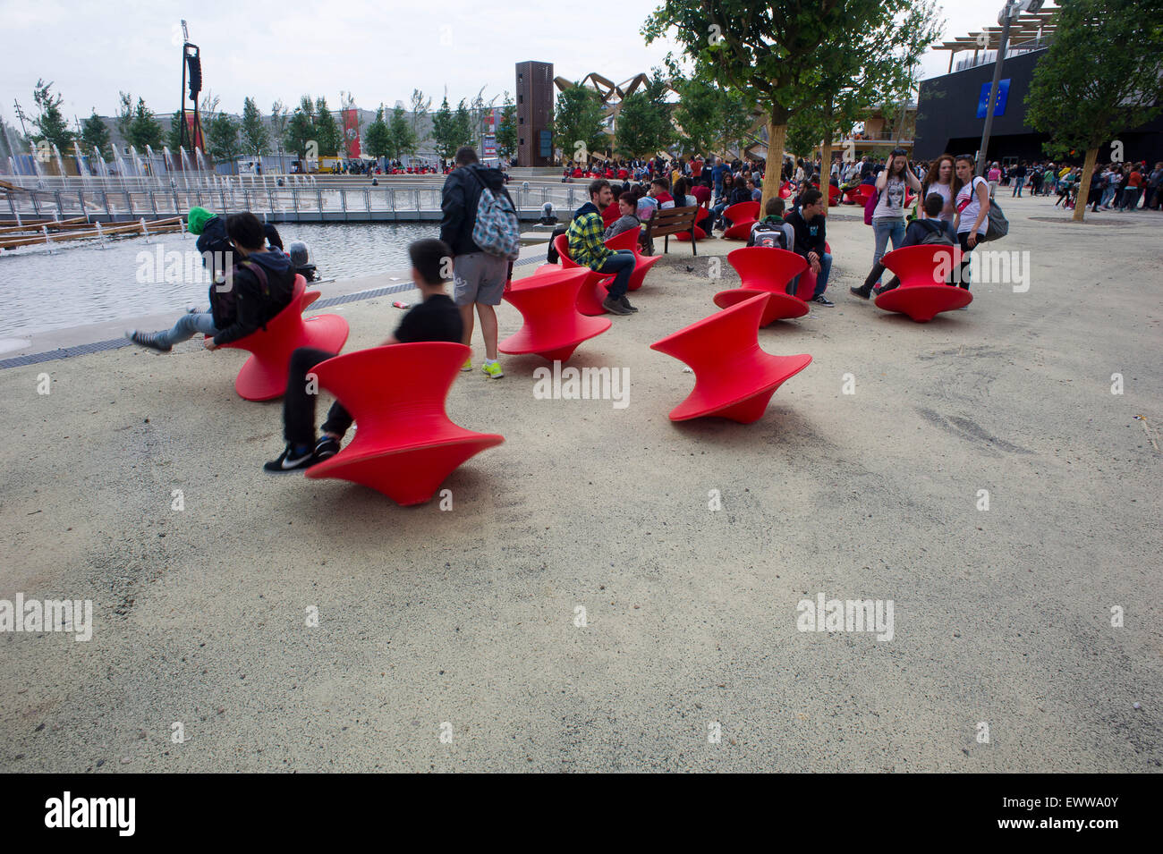 L'Italia, Milano Expo 2015, davanti all'albero della vita sedie circolare di divertire i bambini. Foto Stock
