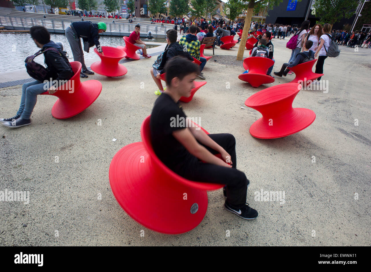 L'Italia, Milano Expo 2015, davanti all'albero della vita sedie circolare di divertire i bambini. Foto Stock