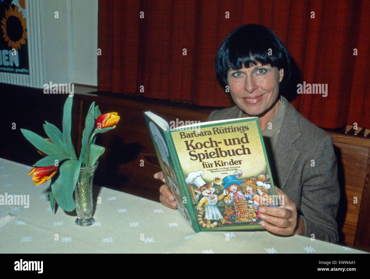 Deutsche Schauspielerin Barbara Rütting stellt ihr 'Koch- und Spielbuch für Kinder' vor, Deutschland 1980er Jahre. Attrice tedesca Barbara Rütting lanciando il suo 'Koch- und Spielbuch fuer Kinder' i bambini del libro di cucina, Germania degli anni ottanta. 24x36WB4 Foto Stock