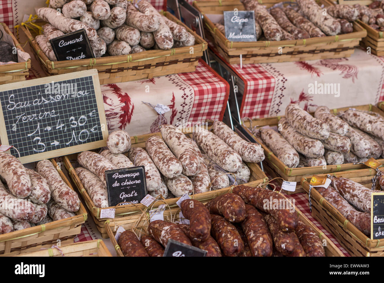 Il francese salsiccia, Mercato di stallo, Cours de Selaya, Nizza, Alpes Maritimes, in Provenza Costa Azzurra, Mediterraneo, Francia, Europa Foto Stock