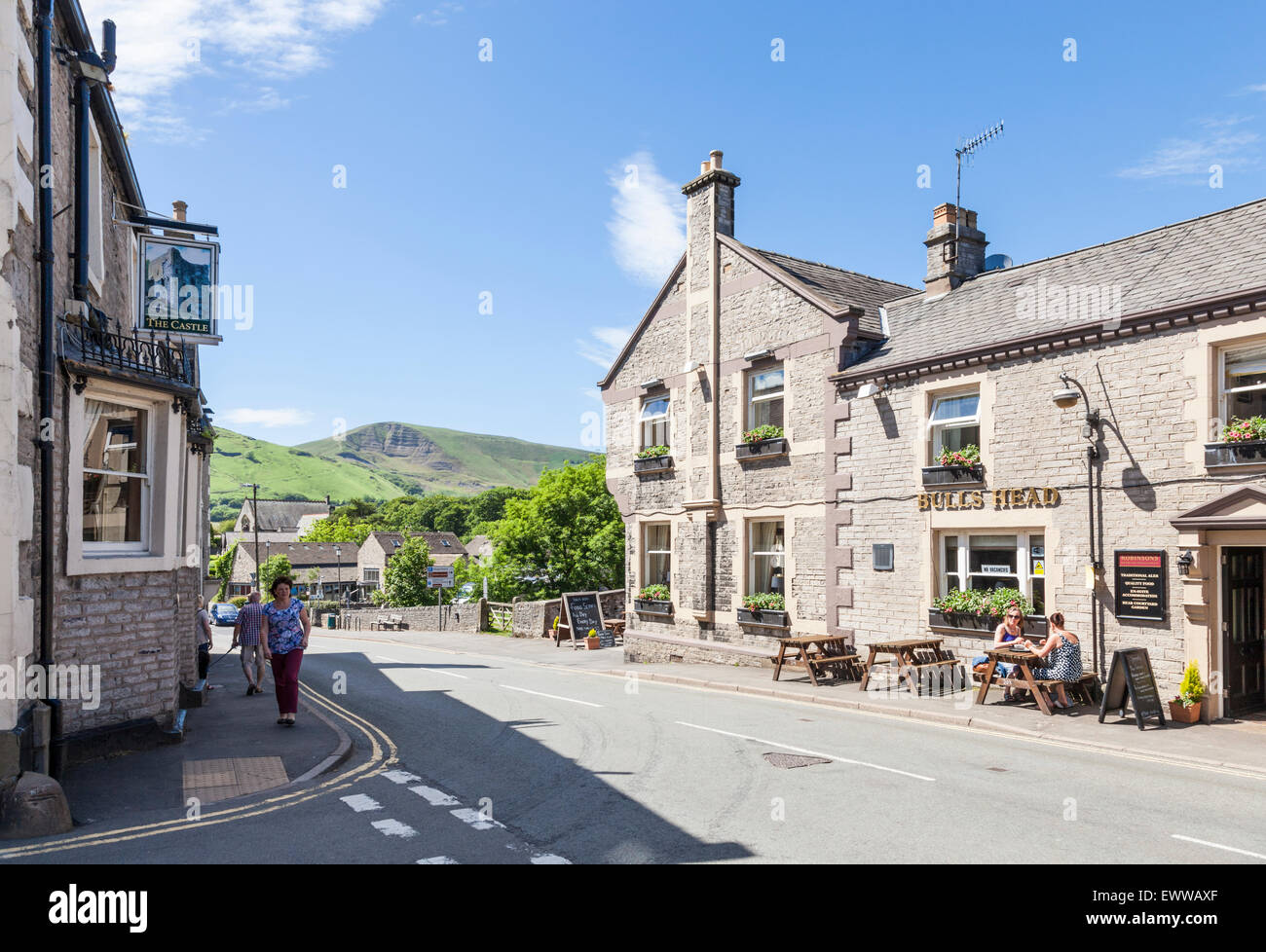 Il Castello e il Bull Pub di testa sui lati opposti della strada, Castleton, Derbyshire, Parco Nazionale di Peak District, England, Regno Unito Foto Stock