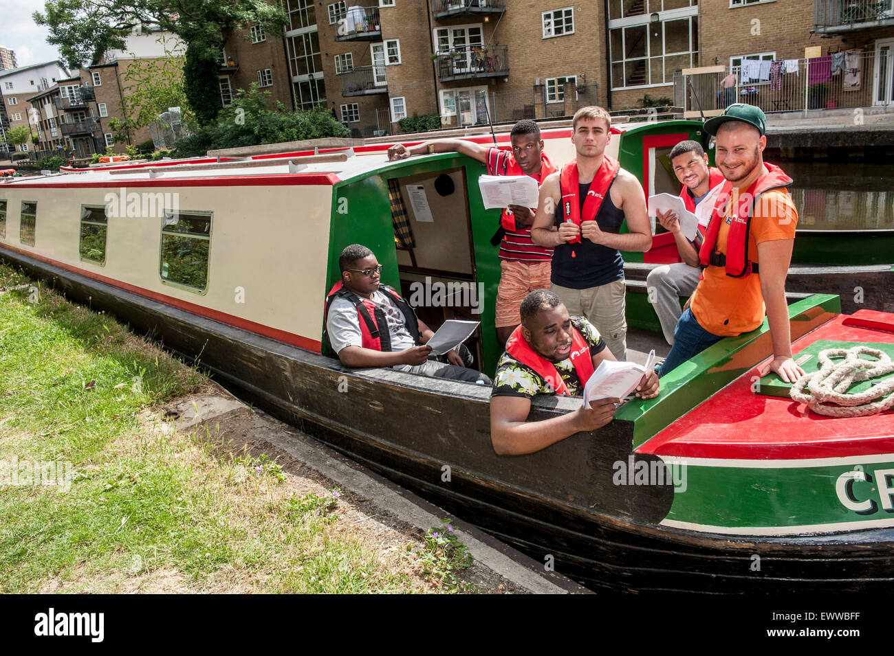 'Stratford a Stratford' . Performing Arts e Media gli studenti della Accademia Chobham imbarcarsi in 8 giorni di viaggio sul canale hackney wick Foto Stock