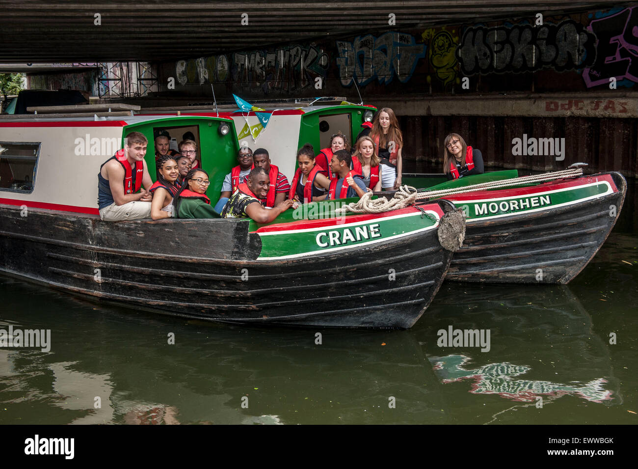 'Stratford a Stratford' . Performing Arts e Media gli studenti della Accademia Chobham imbarcarsi in 8 giorni di viaggio sul canale hackney wick Foto Stock