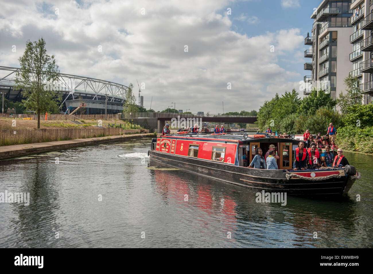 'Stratford a Stratford' . Performing Arts e Media gli studenti della Accademia Chobham imbarcarsi in 8 giorni di viaggio sul canale hackney wick Foto Stock