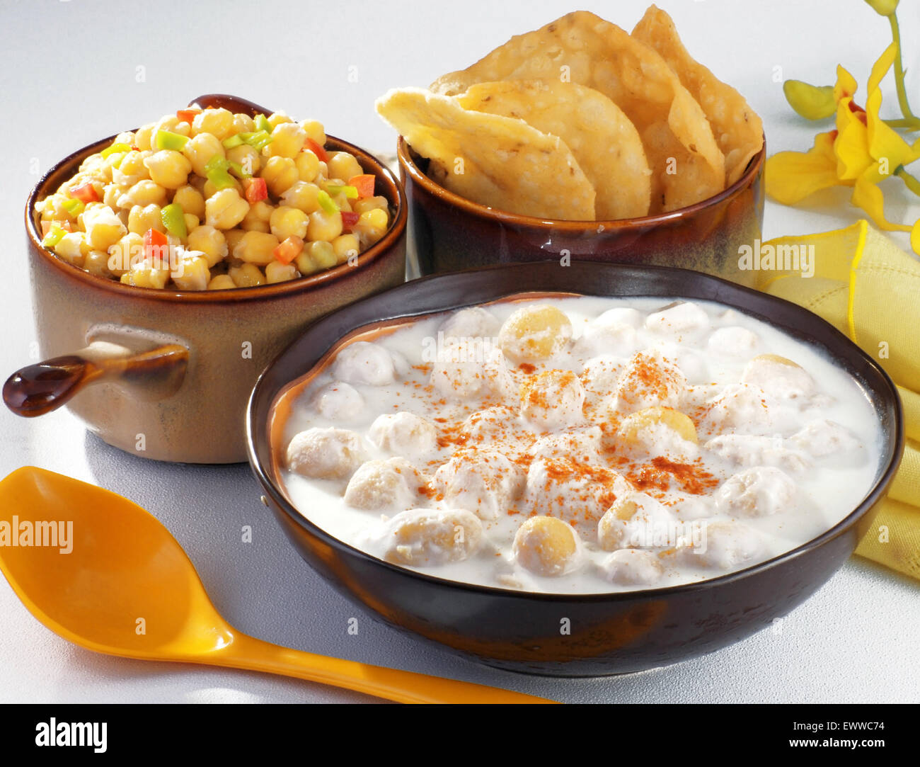 Dahi Barey & Chana Chaat con Papdi Foto Stock