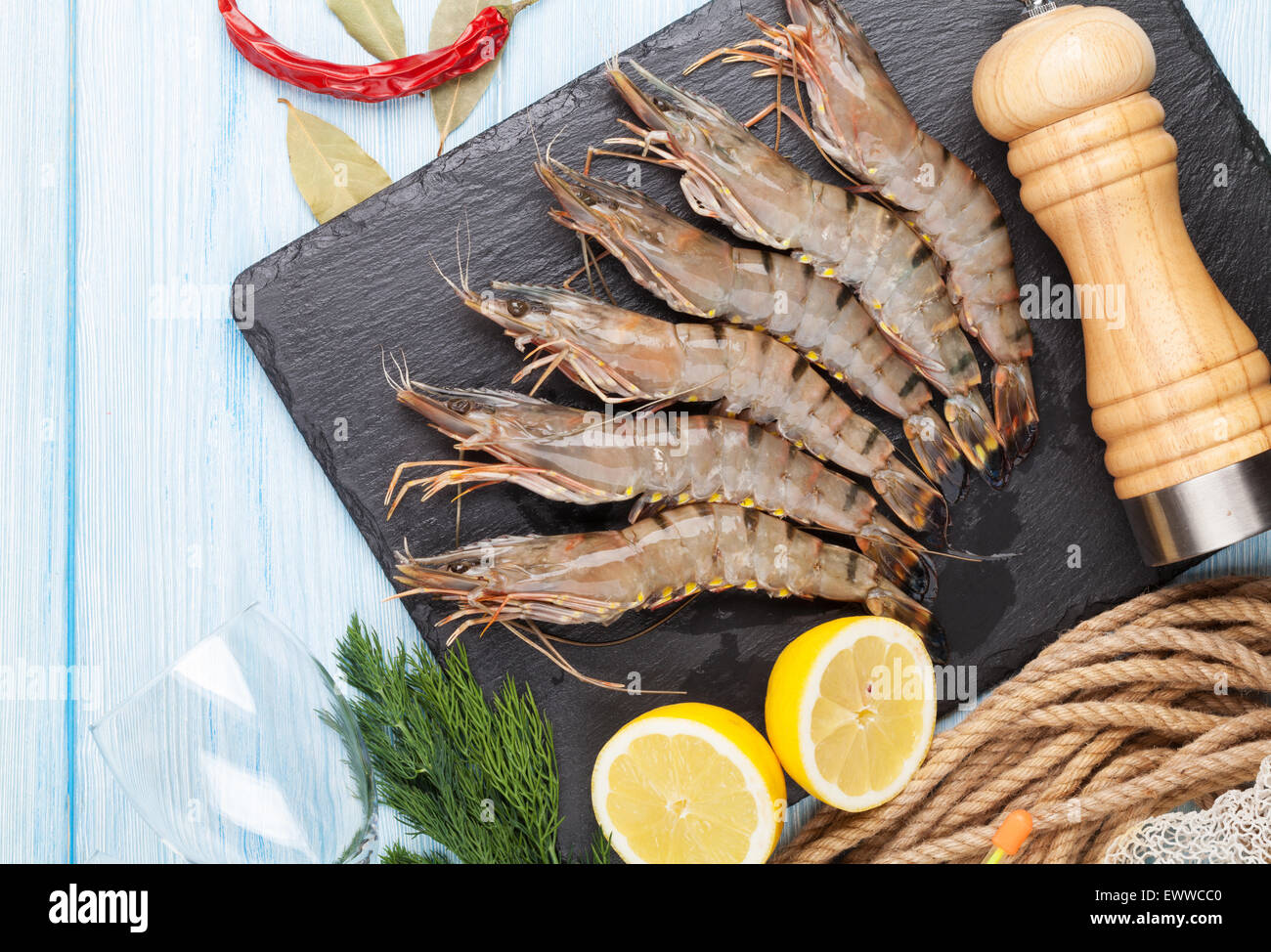 Crudo fresco gamberoni e spezie sul tavolo di legno Foto Stock
