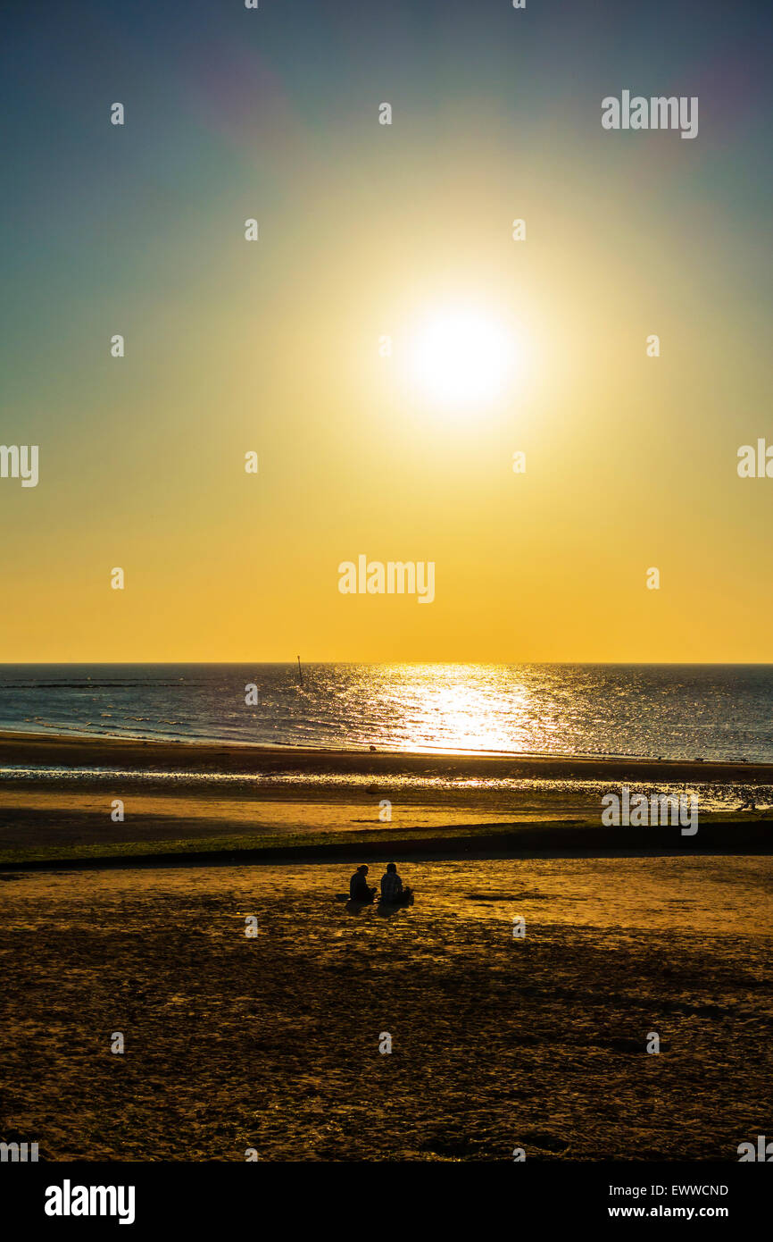 Giovane profilarsi la visione di Sun andare giù il tramonto a Margate Foto Stock