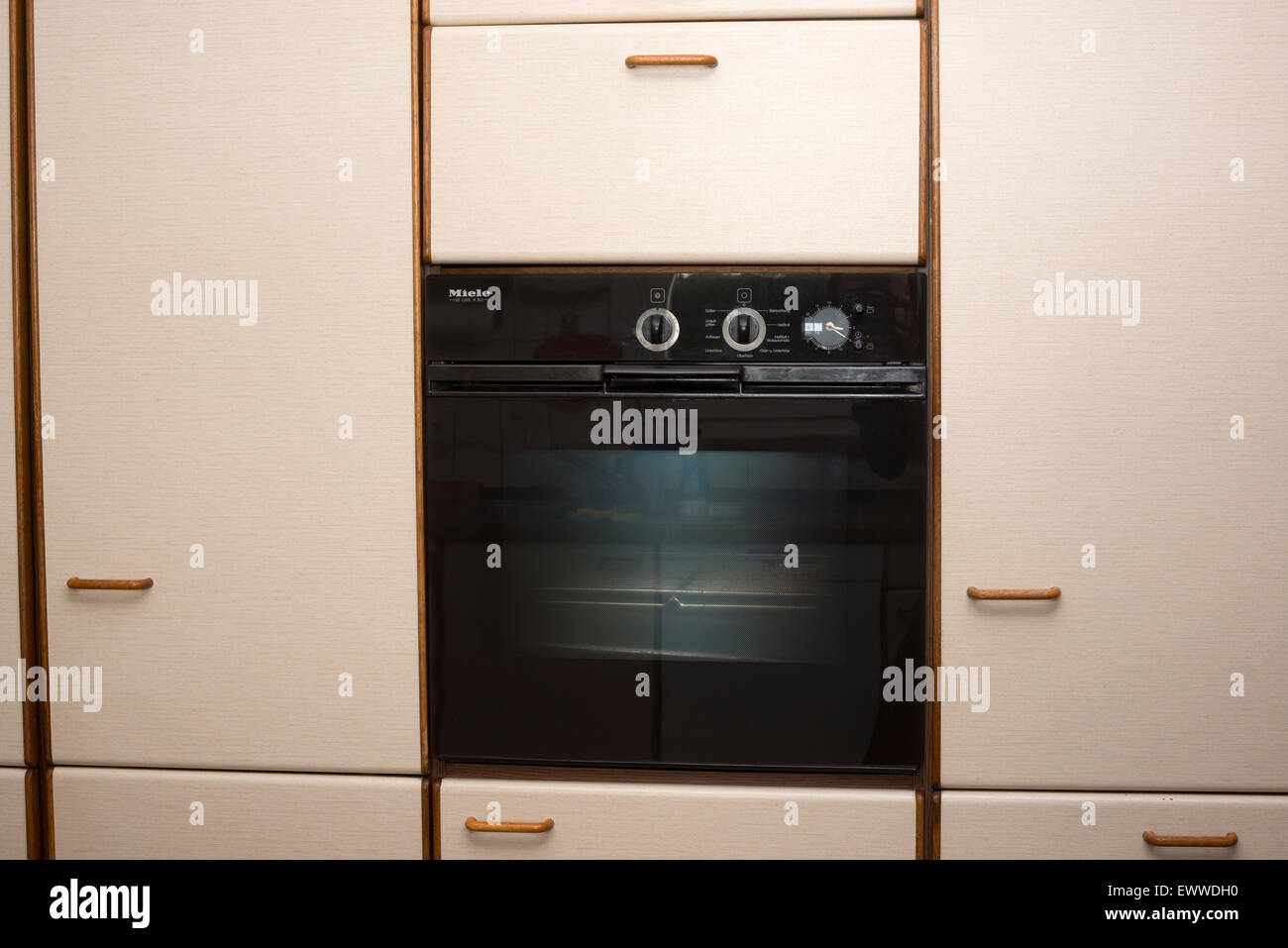 Miele De Luxe H 812 forno montato in un ottanta cucina Foto stock - Alamy