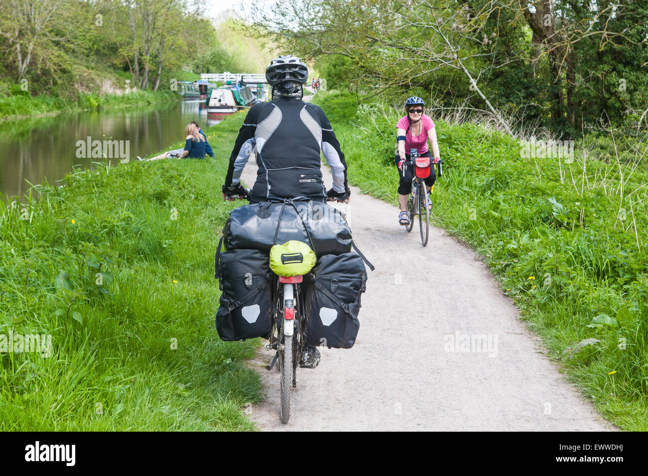 Canale percorso utilizzato da ciclisti e escursionisti. Qui ciclisti in bicicletta, tra cui pesanti, pesanti, sacchi carichi, bicicletta in giro in bicicletta della Gran Bretagna lungo il canale Foto Stock