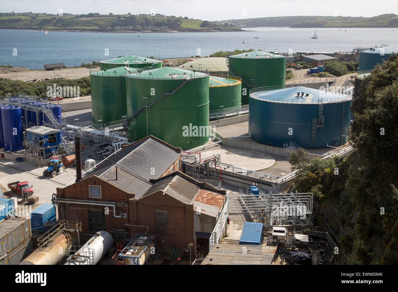 Stoccaggio del carburante serbatoi contenitore nel dock, Colchester, Inghilterra Foto Stock