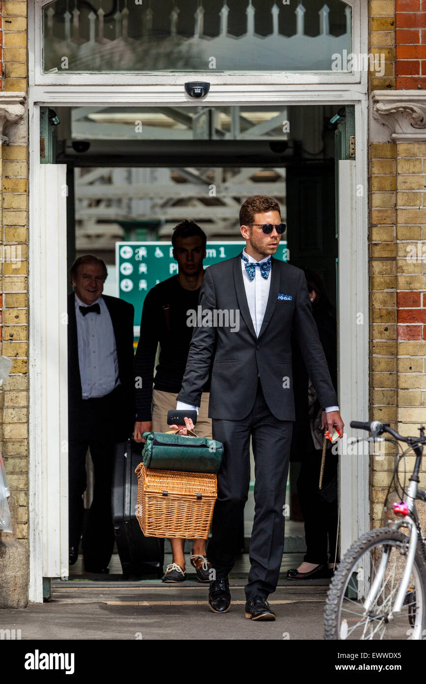 Un giovane uomo arriva alla stazione di Lewes con il suo cesto da picnic En Route al Teatro dell'opera Glyndebourne di guardare l'Opera, Lewes, suss Foto Stock