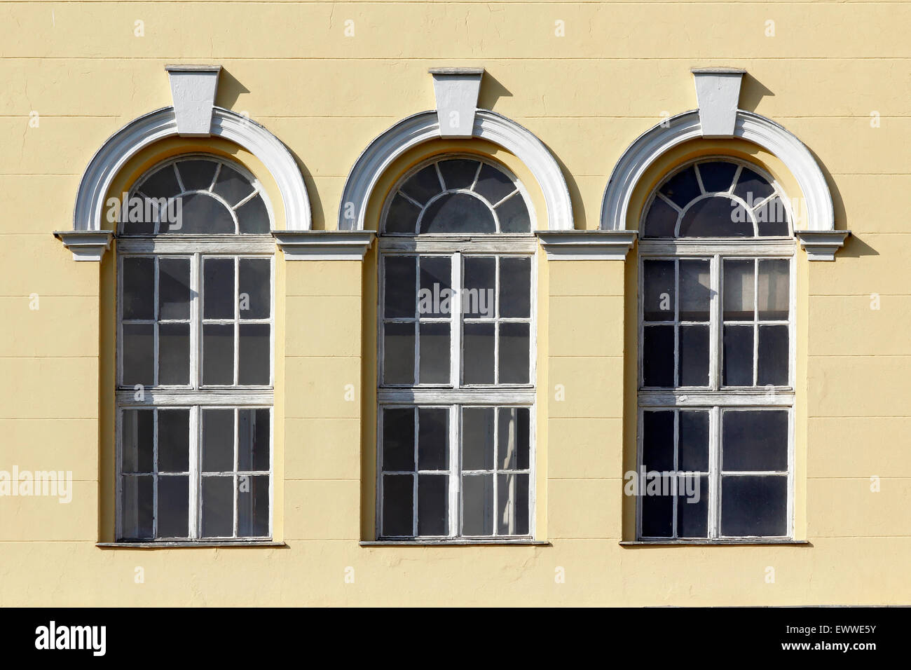 Parete con tre gotico alte finestre di vetro Foto Stock