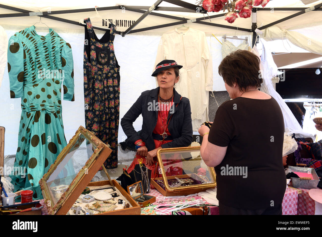 Mercato francese stallone titolare vendita Signore moda indossare abbigliamento al mercato Annecy in Francia. francese indossare eleganti cappelli retrò cappello Foto Stock