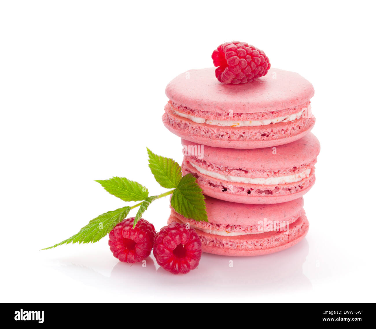 Rosa lampone macaron cookie. Isolato su sfondo bianco Foto Stock