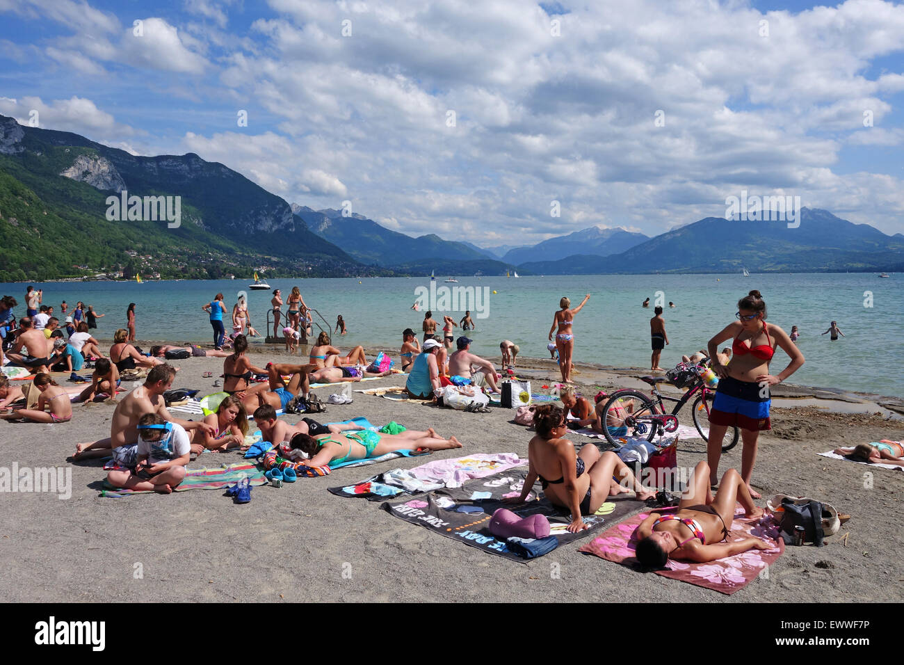 Il lago di Annecy Francia spiaggia affollata di persone sole Foto Stock