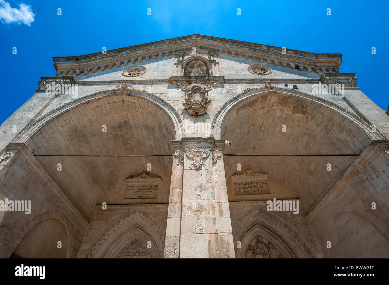 Michele arcangelo grotta gargano immagini e fotografie stock ad alta