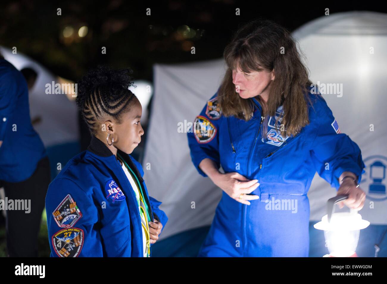 L'astronauta della NASA Cady Coleman parla con una ragazza Scout durante la prima casa bianca Campout con cinquanta di quarto grado ragazze come parte dell'Passiamo! Al di fuori di iniziativa sulla South Lawn della Casa Bianca Giugno 30, 2015 a Washington, DC. In aggiunta a campout le ragazze goduto di astronomia attività con gli scienziati e astronauta Cady Coleman. Foto Stock