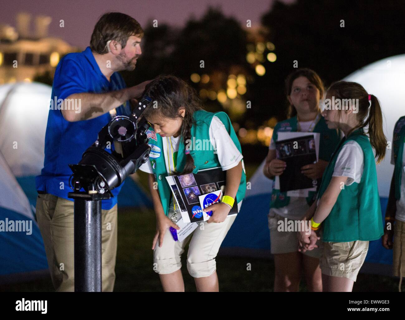 Lo scienziato della NASA Joseph Novotko assiste Girl Scouts con guardare le stelle durante la prima casa bianca Campout con cinquanta di quarto grado ragazze come parte dell'Passiamo! Al di fuori di iniziativa sulla South Lawn della Casa Bianca Giugno 30, 2015 a Washington, DC. Foto Stock
