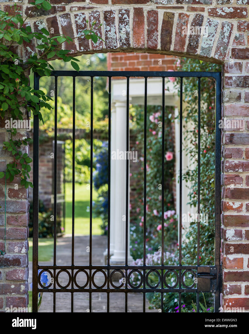 Ferro battuto cancello di ingresso della regina Anna vicarage Foto Stock