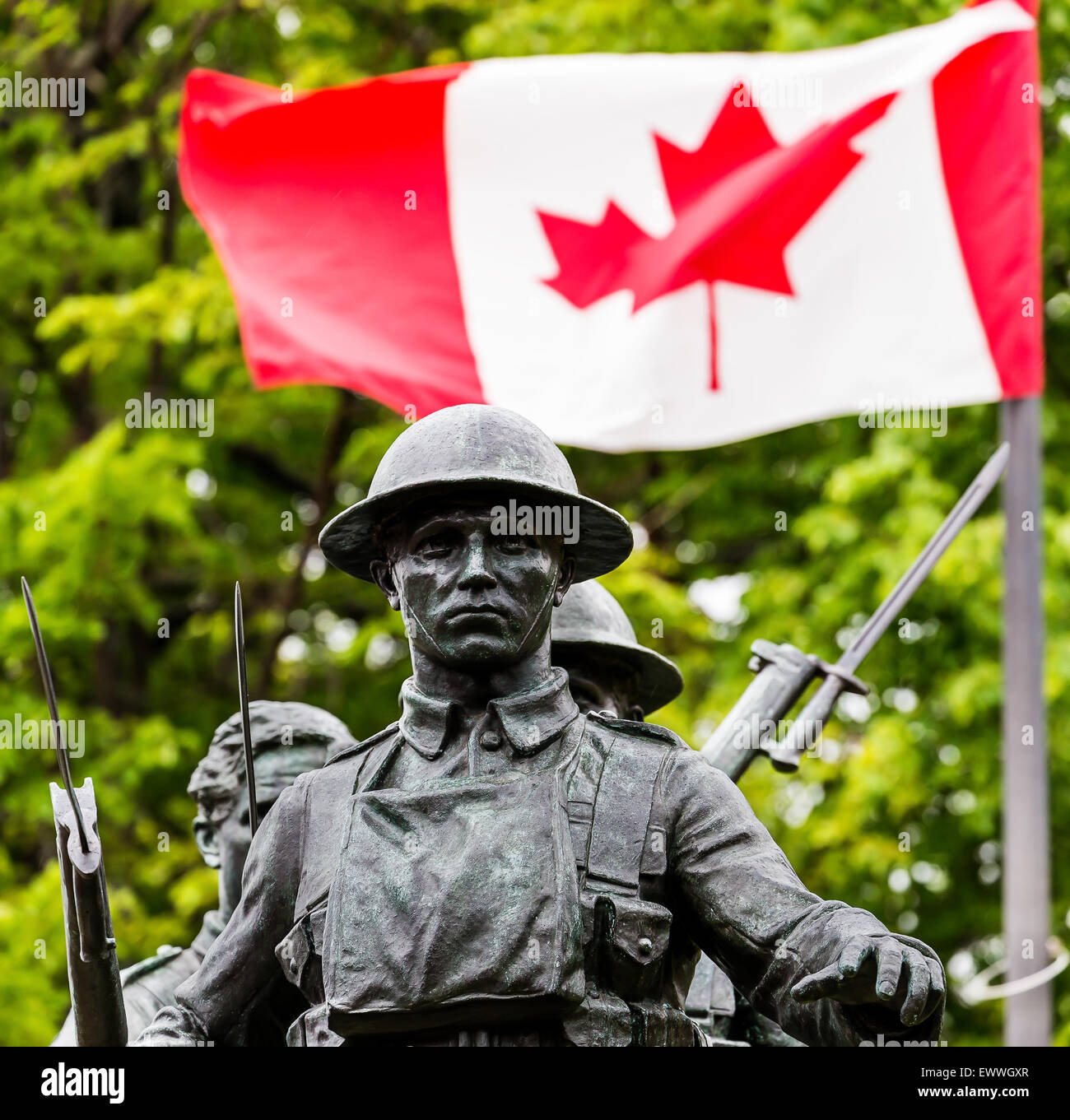 Memoriale di guerra e la bandiera canadese in Charlottetown, Prince Edward Island, Canada. Foto Stock