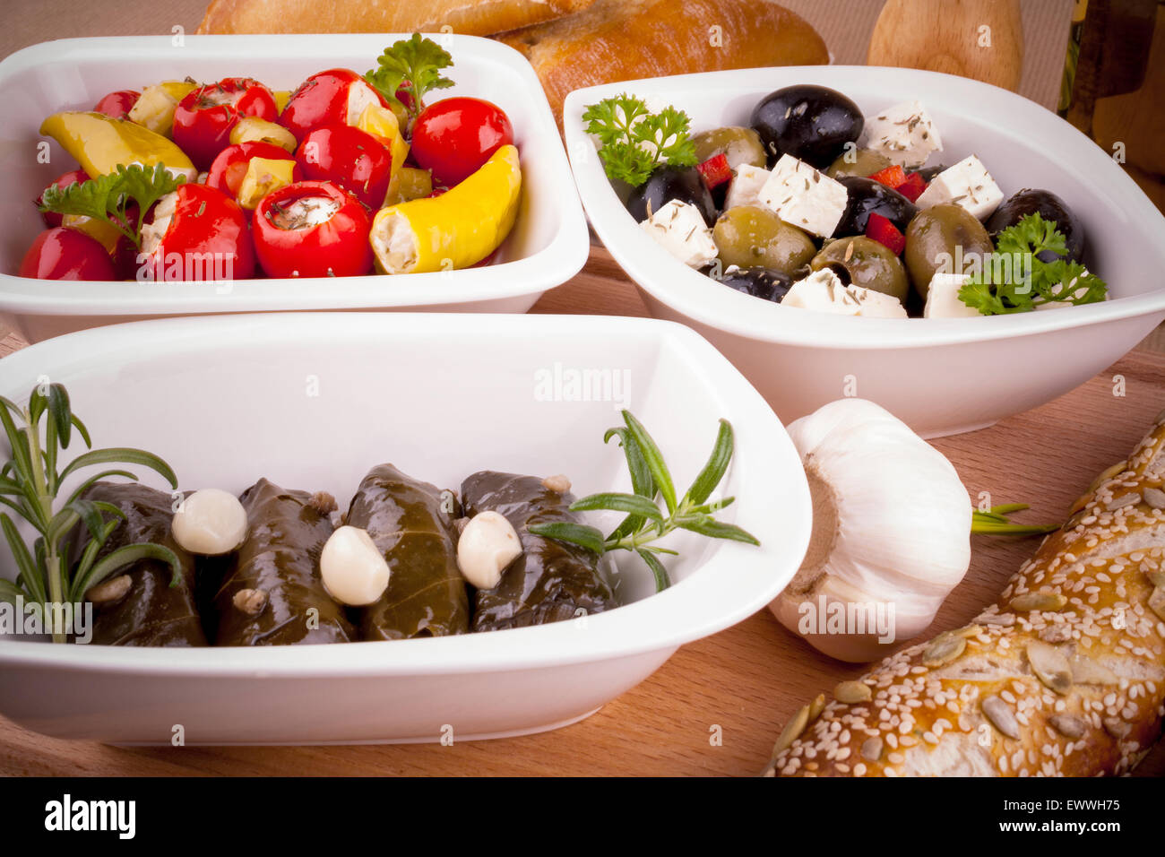 Foglie di vite ripiene con peperoni e antipasti mediterranei closeup Foto Stock