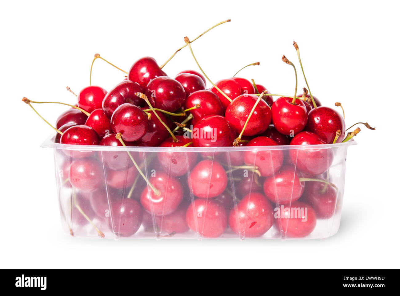 Red succose ciliegie dolci in un vassoio di plastica isolati su sfondo bianco Foto Stock