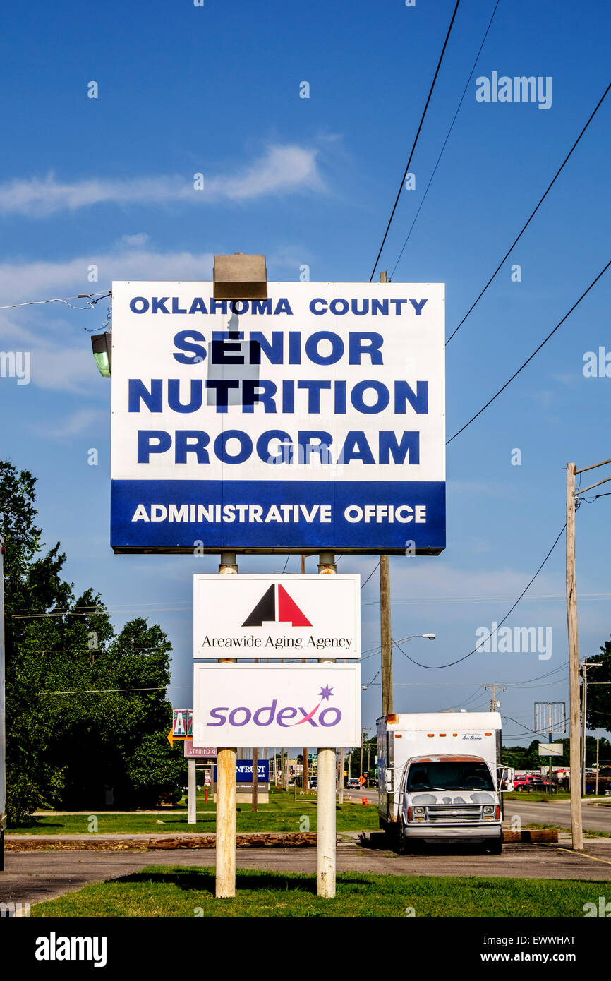 Un cartello pubblicitario che pubblicizza Oklahoma County Senior Nutrition Program a Oklahoma City, Oklahoma, USA per gli anziani con insicurezza alimentare. Foto Stock