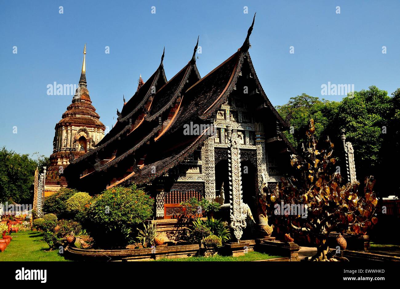 Chiang Mai, Thailandia: Northern Lanna stile di legno di teak Vihan hall ornato di facciata scolpita a Wat Lok Molee Foto Stock