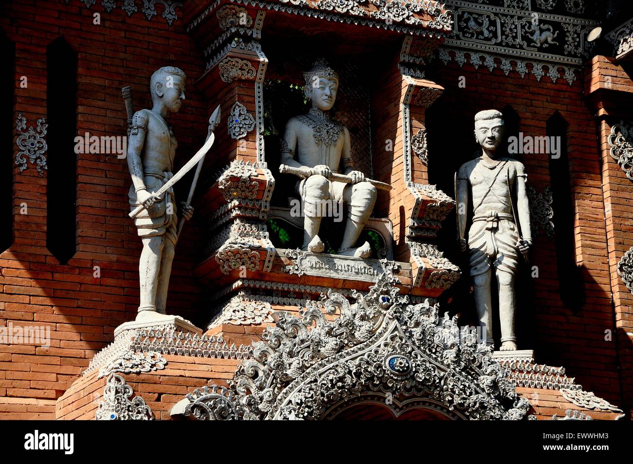 Chiang Mai, Thailandia: statue e intricate sculture di gateway di decorazioni su un trimestre monastica edificio a Wat Lok Molee Foto Stock