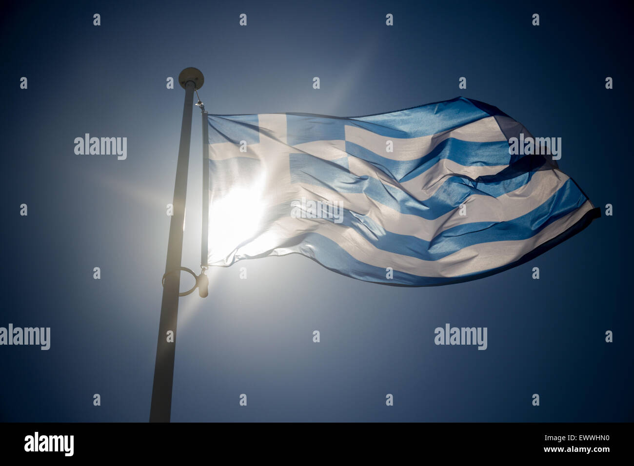 Bandiera Greca sventolando prima di sun sul cielo blu, retroilluminazione contre-jour Foto Stock