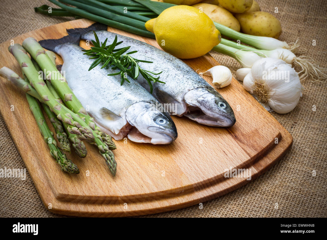 Trota di greggio con asparagi verdi, limone e ingredienti, vista dall'alto Foto Stock