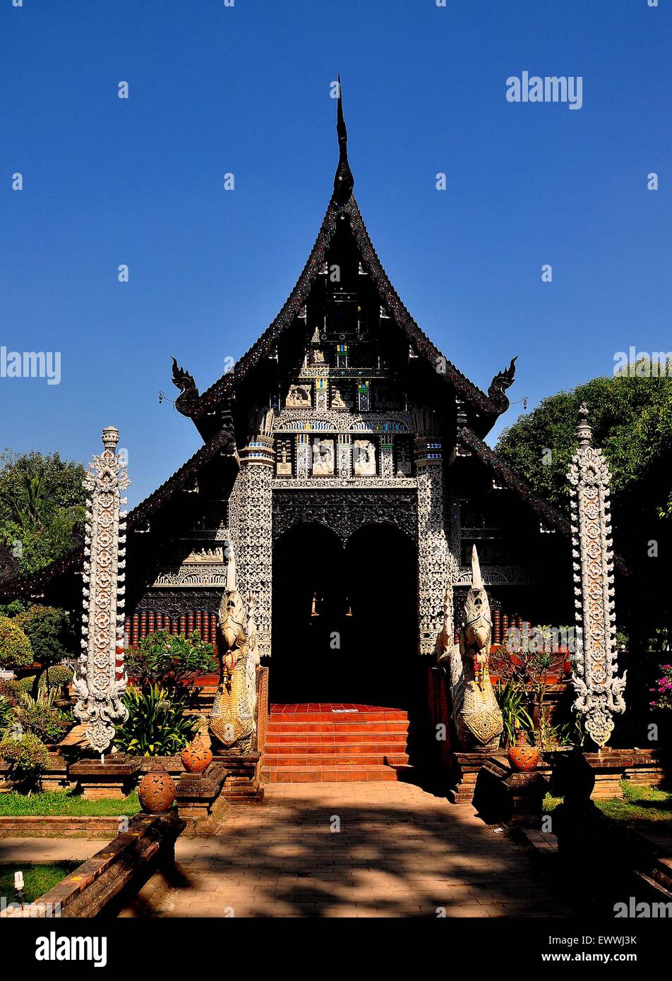 Chiang Mai, Thailandia: squisito Northern Lanna stile in legno di teak di facciata della Vihan Hall e Naga draghi al Wat Lok Molee * Foto Stock