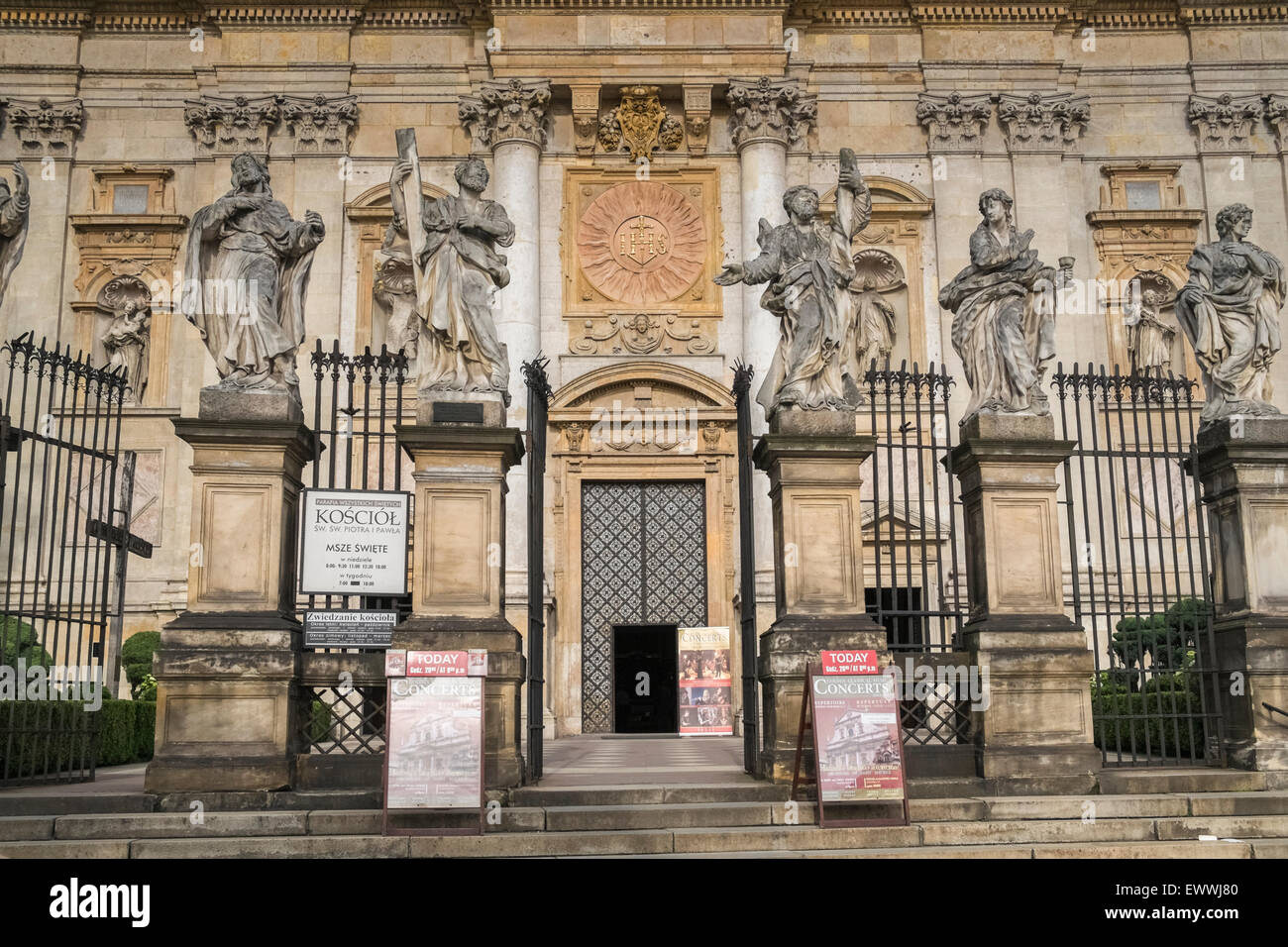 La facciata anteriore del barocco del XVII secolo la chiesa cattolica di San Pietro e San Paolo, Grodzka Street, Cracovia in Polonia Foto Stock