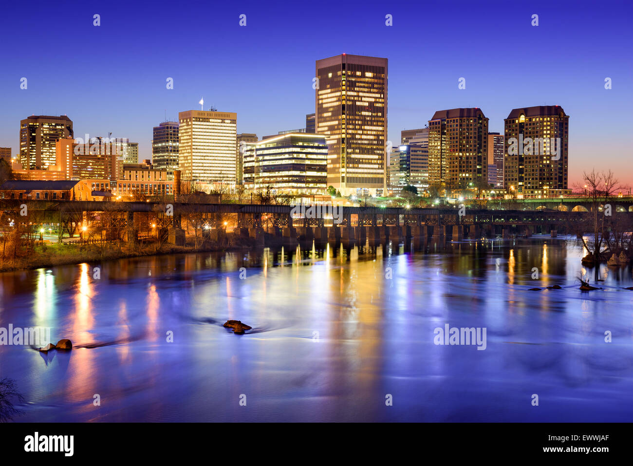 Richmond, Virginia, Stati Uniti d'America skyline del centro sul fiume James. Foto Stock