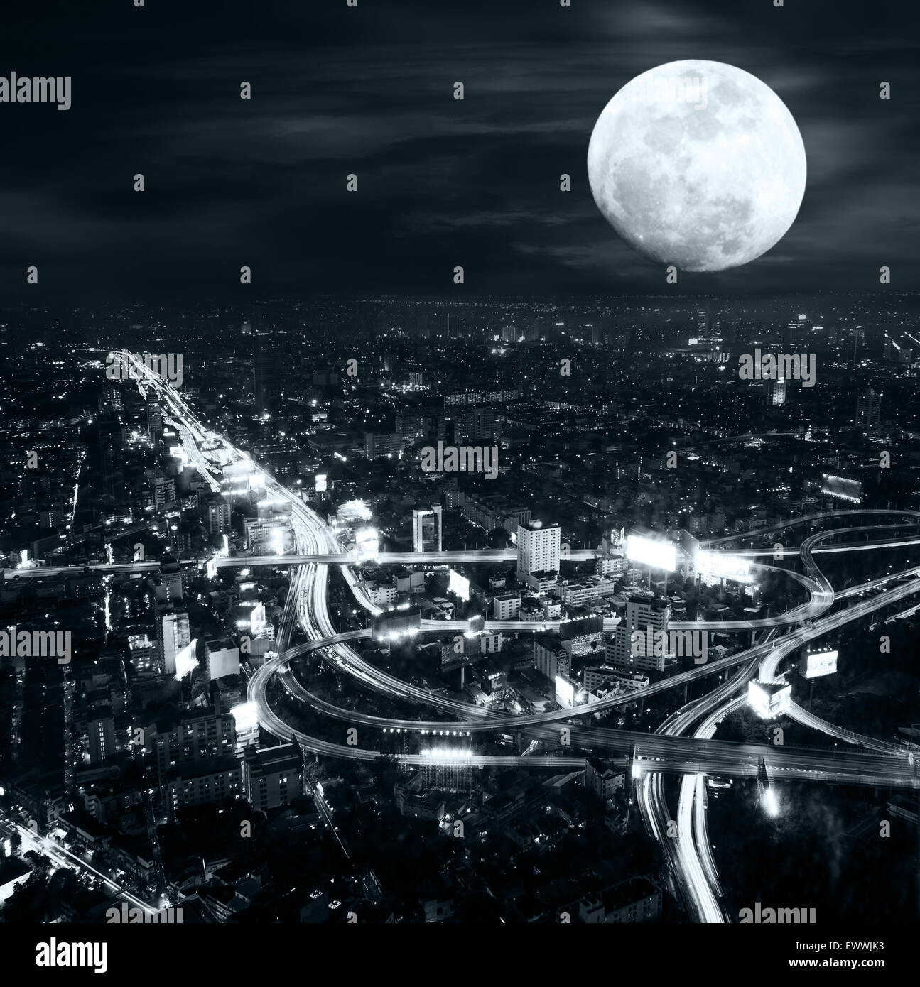 Il futuristico notte vista aerea panorama dell'orizzonte cittadino di Bangkok alla luna piena notte sotto drammatico cielo nuvoloso. Della Thailandia Foto Stock