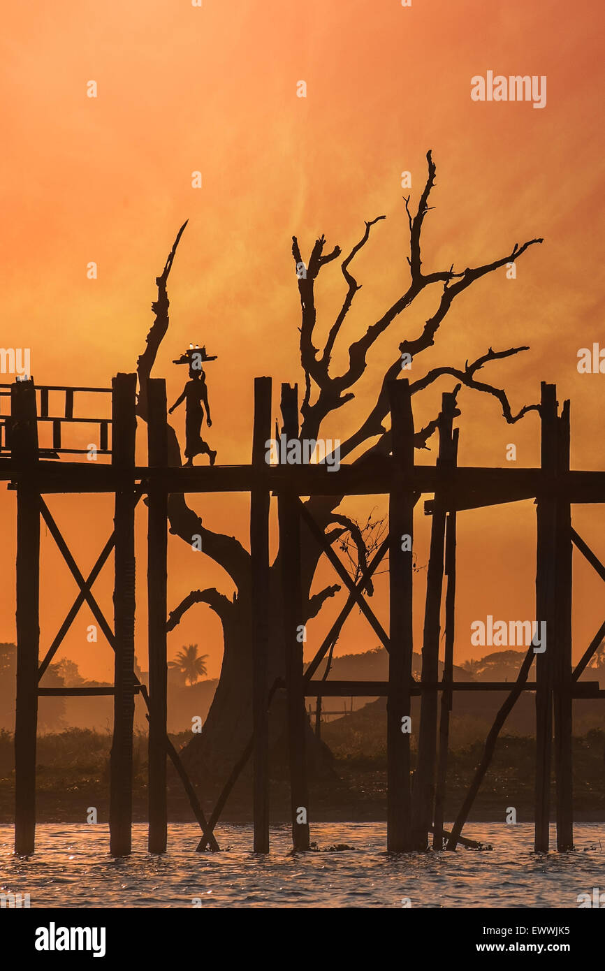 Sagome in U Bein ponte in teak. La popolazione locale ed i turisti di godersi il tramonto ad Amarapura. Myanmar (Birmania) viaggi e paesaggi Foto Stock