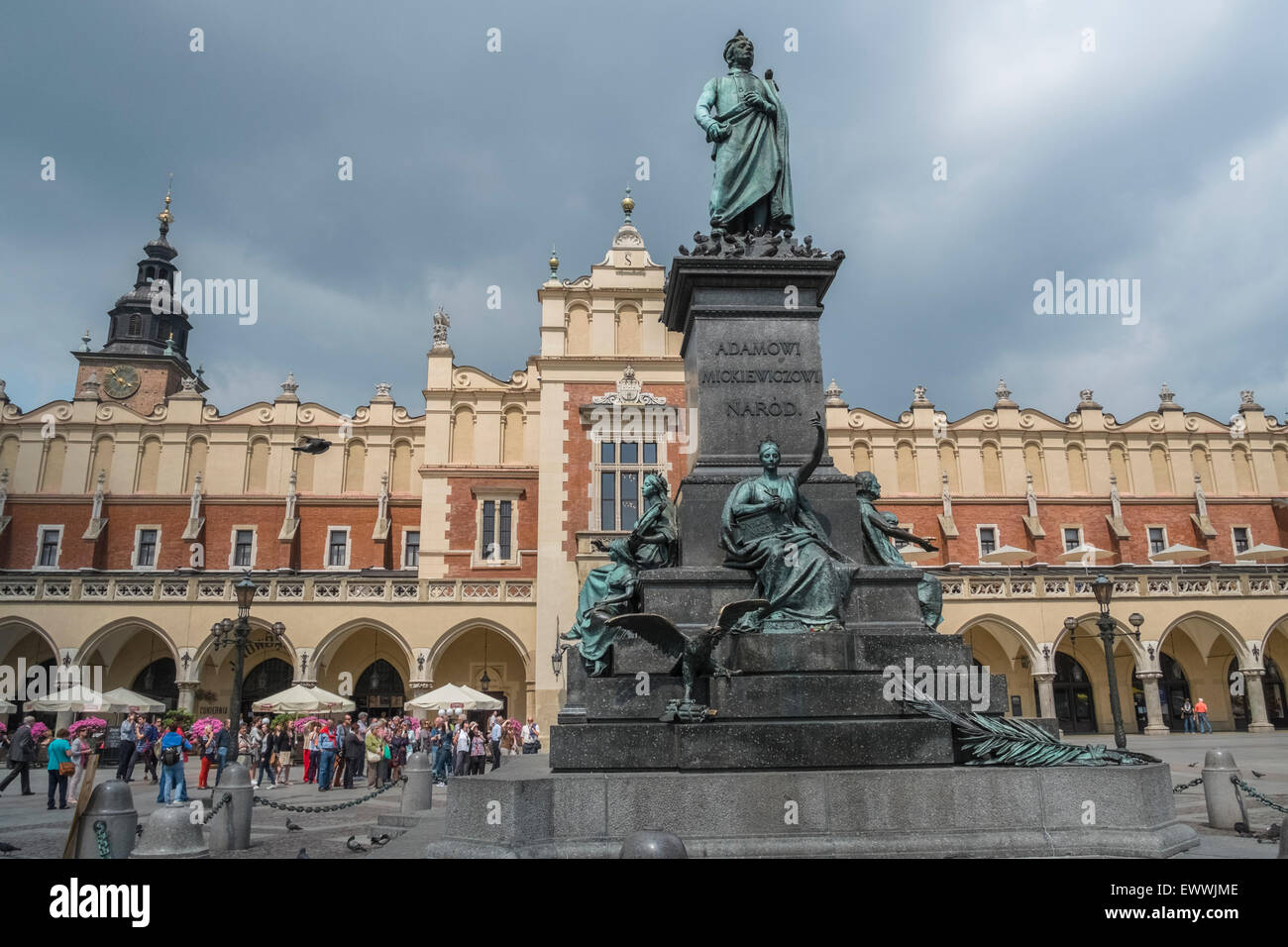 Adam Mickiewicz monumento in bronzo a Cracovia vecchia, con Sukiennice (panno Hall) in background, Cracovia in Polonia. Foto Stock