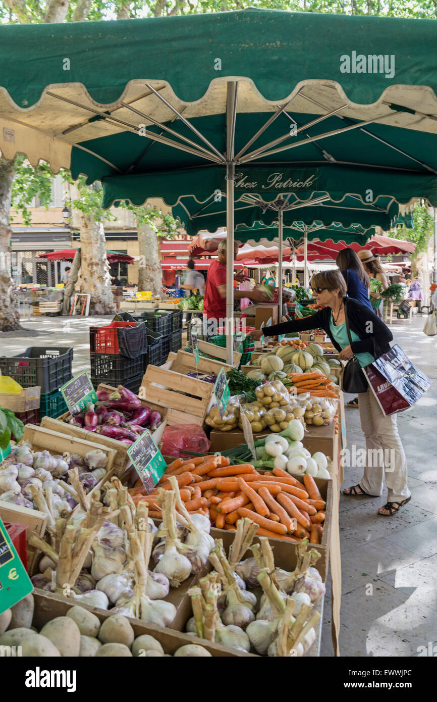 Mercato un luogo Richelmi, la frutta e la verdura, Aix en Provence, Bouche du Rhone, Francia Foto Stock