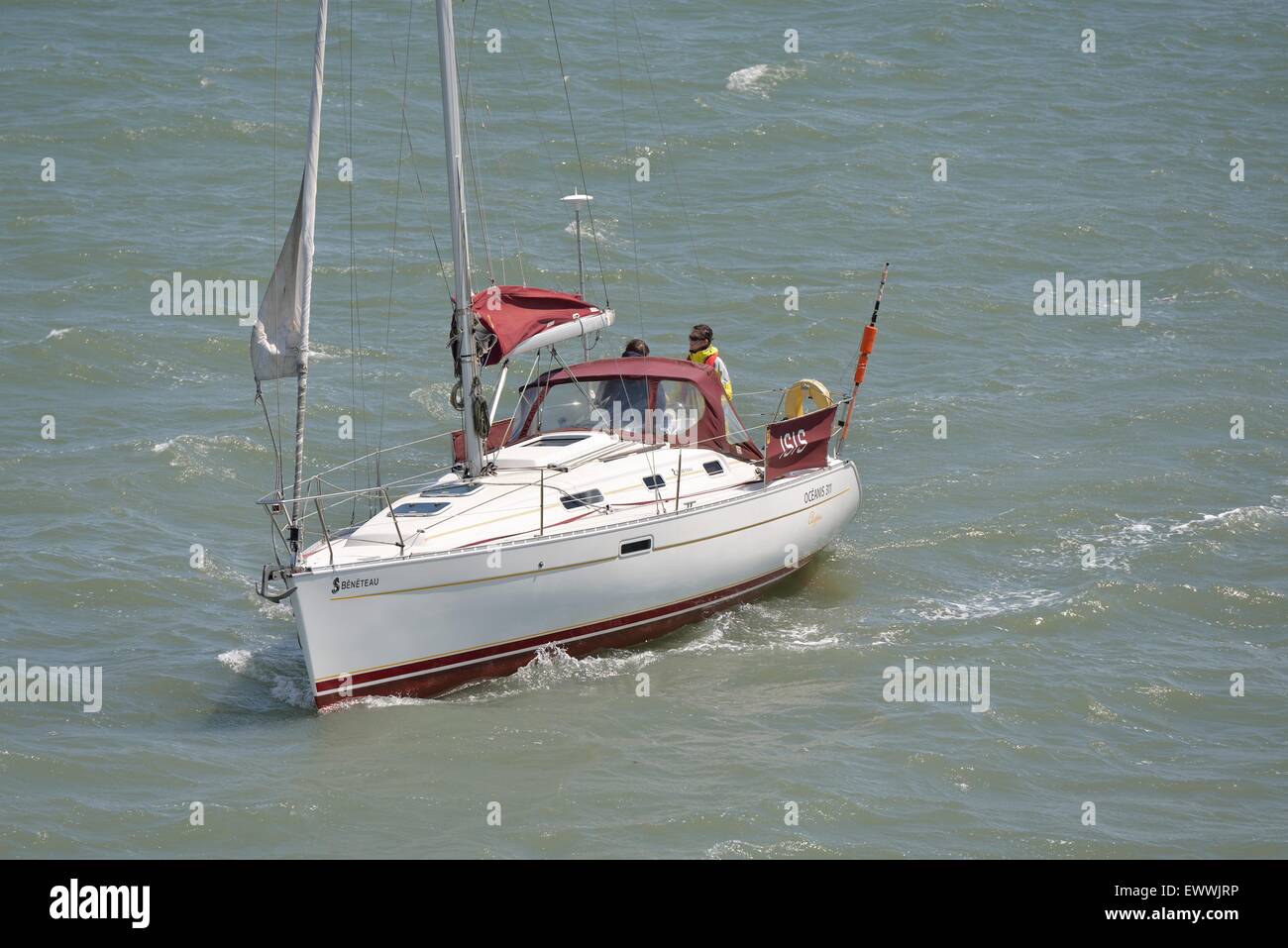 Yacht a vela sul Solent vicino l'Isola di Wight in Inghilterra Foto Stock
