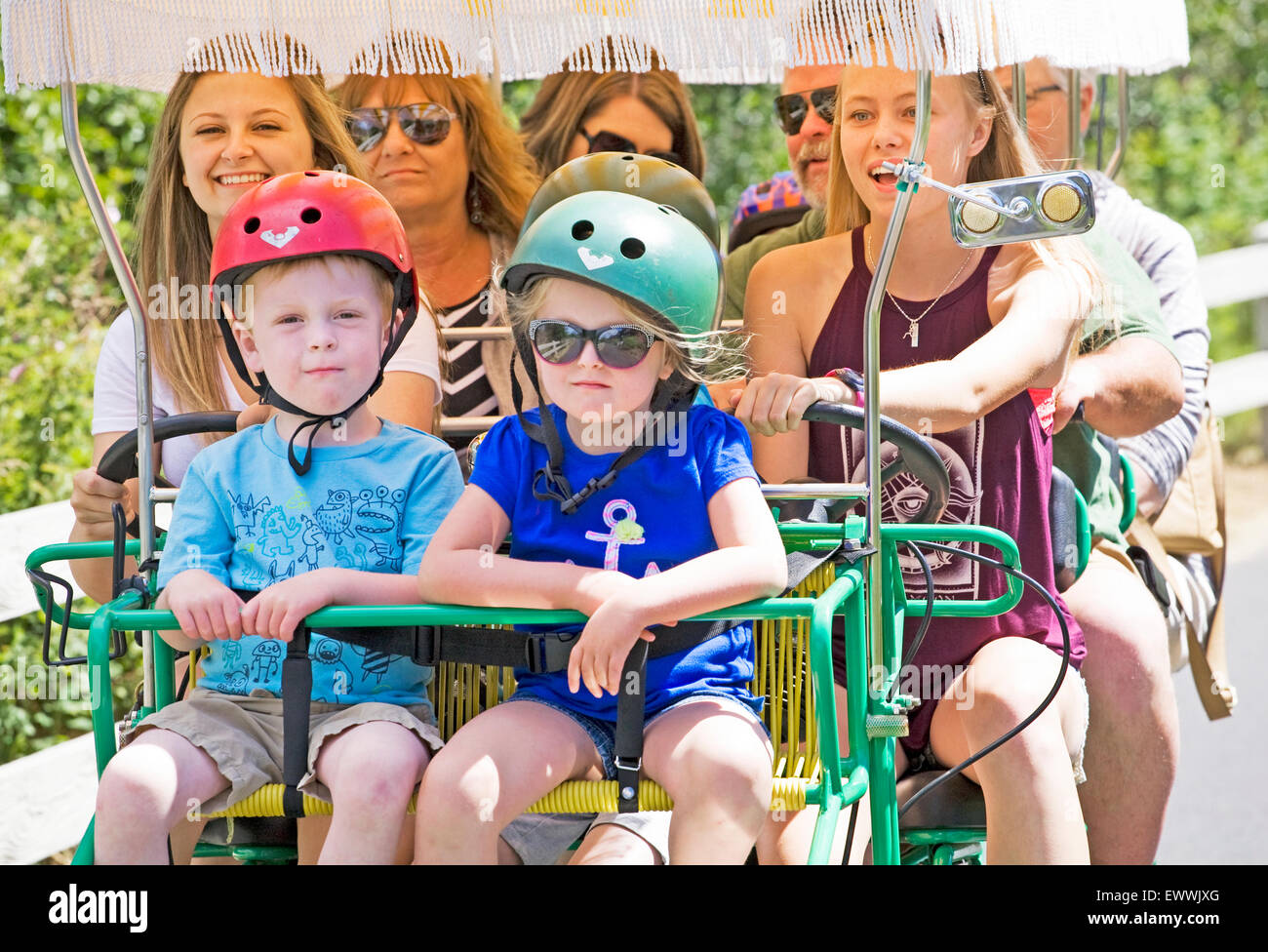 Un gruppo o una famiglia con bambini in una gita di famiglia a bordo di un carrello in bicicletta nel parco di congedo, piegare, Oregon Foto Stock