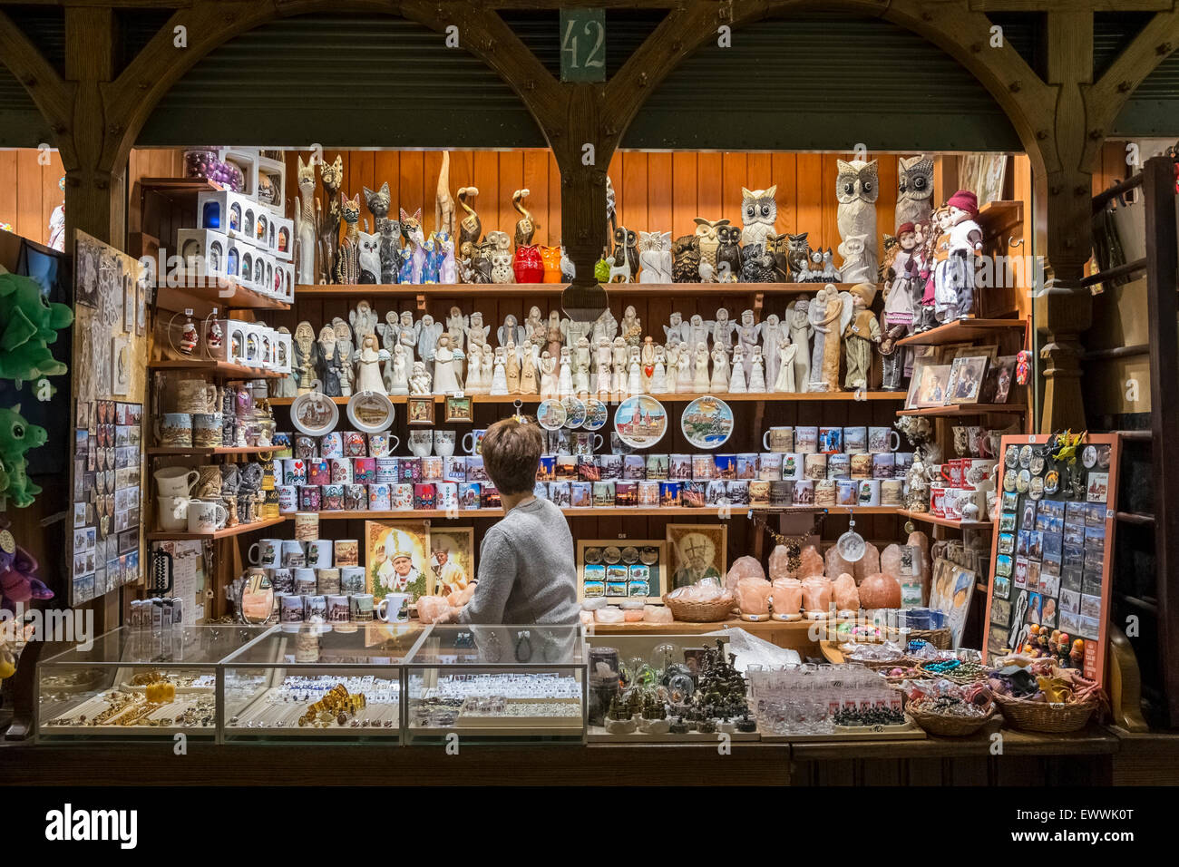 Stallo del mercato trader vendita doni turistica e souvemnirs dentro il panno Hall (Polacco: Sukiennice), Cracovia, in Polonia Foto Stock