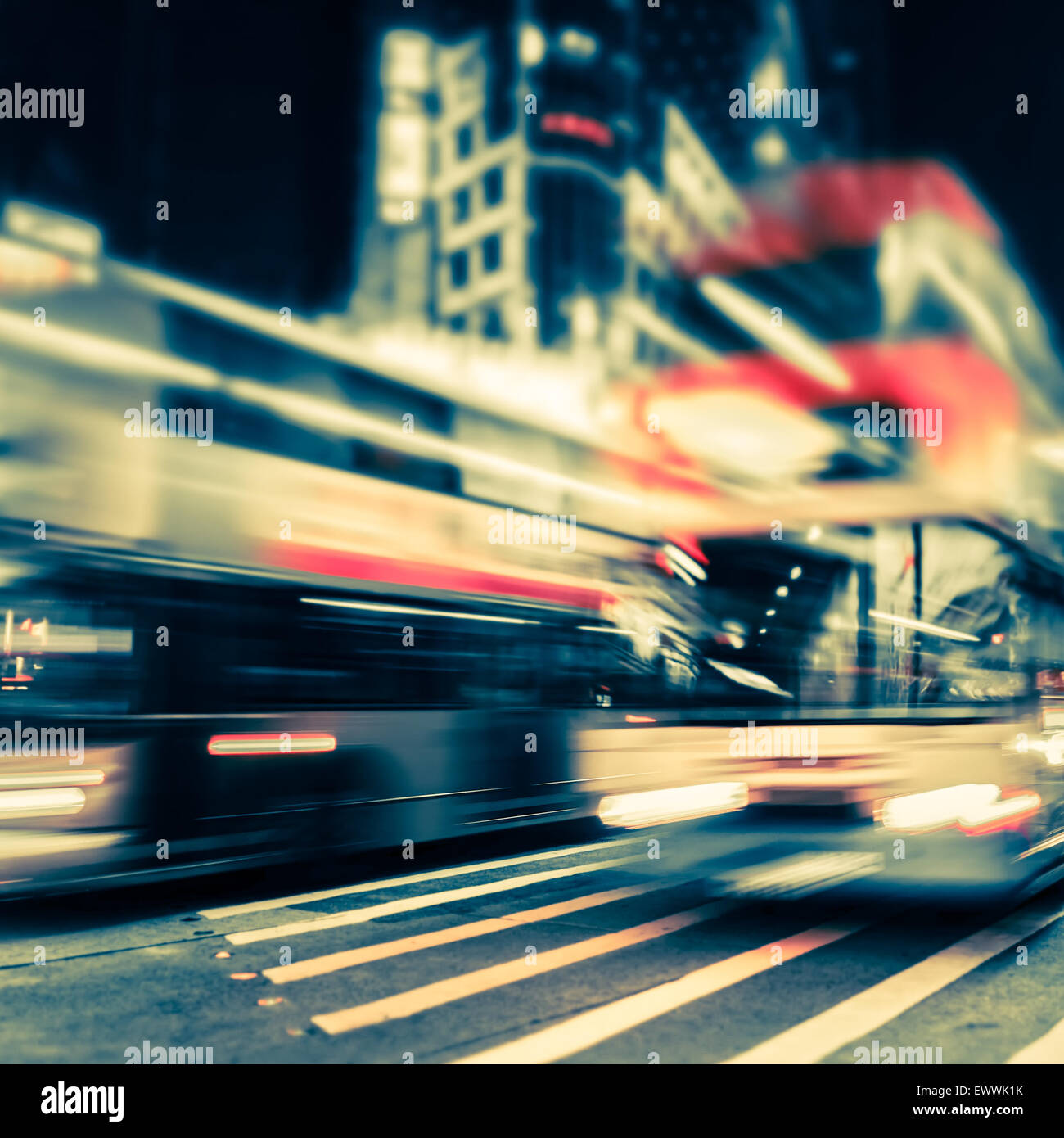 Abstract cityscape sfondo sfocato, arte tonificante. Vista notturna della città moderna strada con movimentazione e trasporto skyscr illuminato Foto Stock