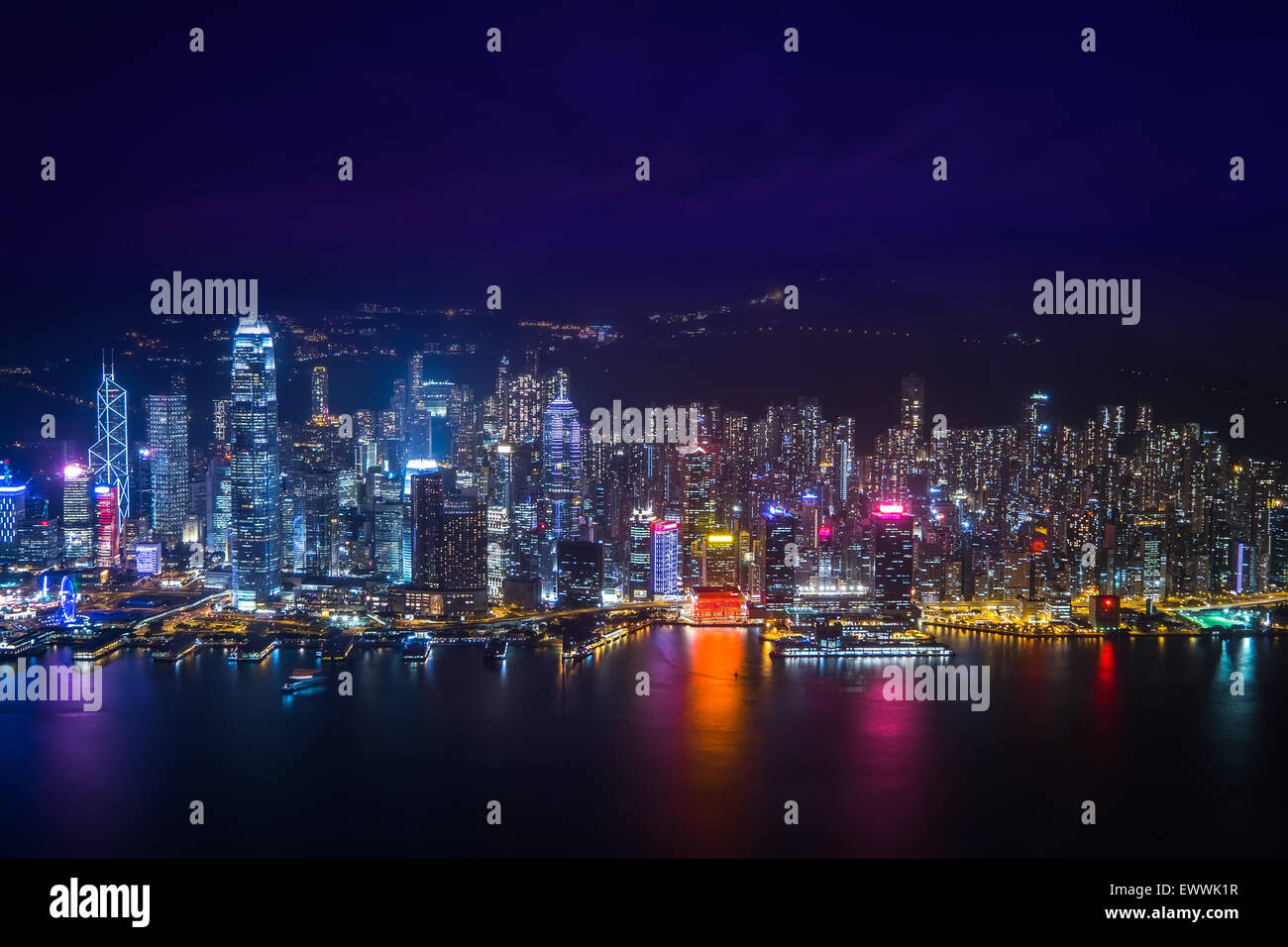 Notte Vista aerea panorama della skyline di Hong Kong e del porto di Victoria. Le destinazioni di viaggio Foto Stock