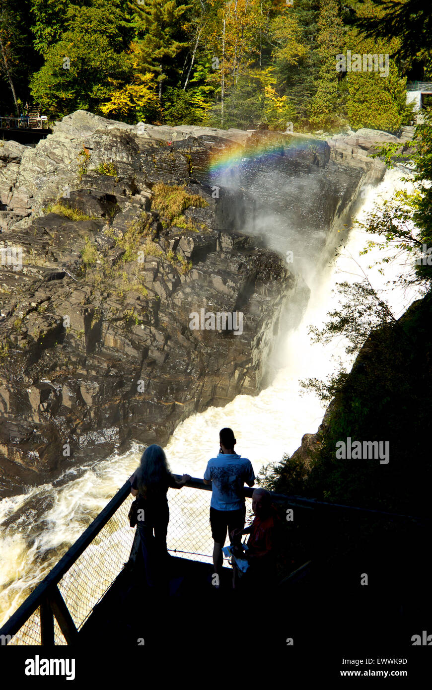 Rainbow su waterfall Saint Anne River Canyon Parc Sainte Anne Quebec Foto Stock