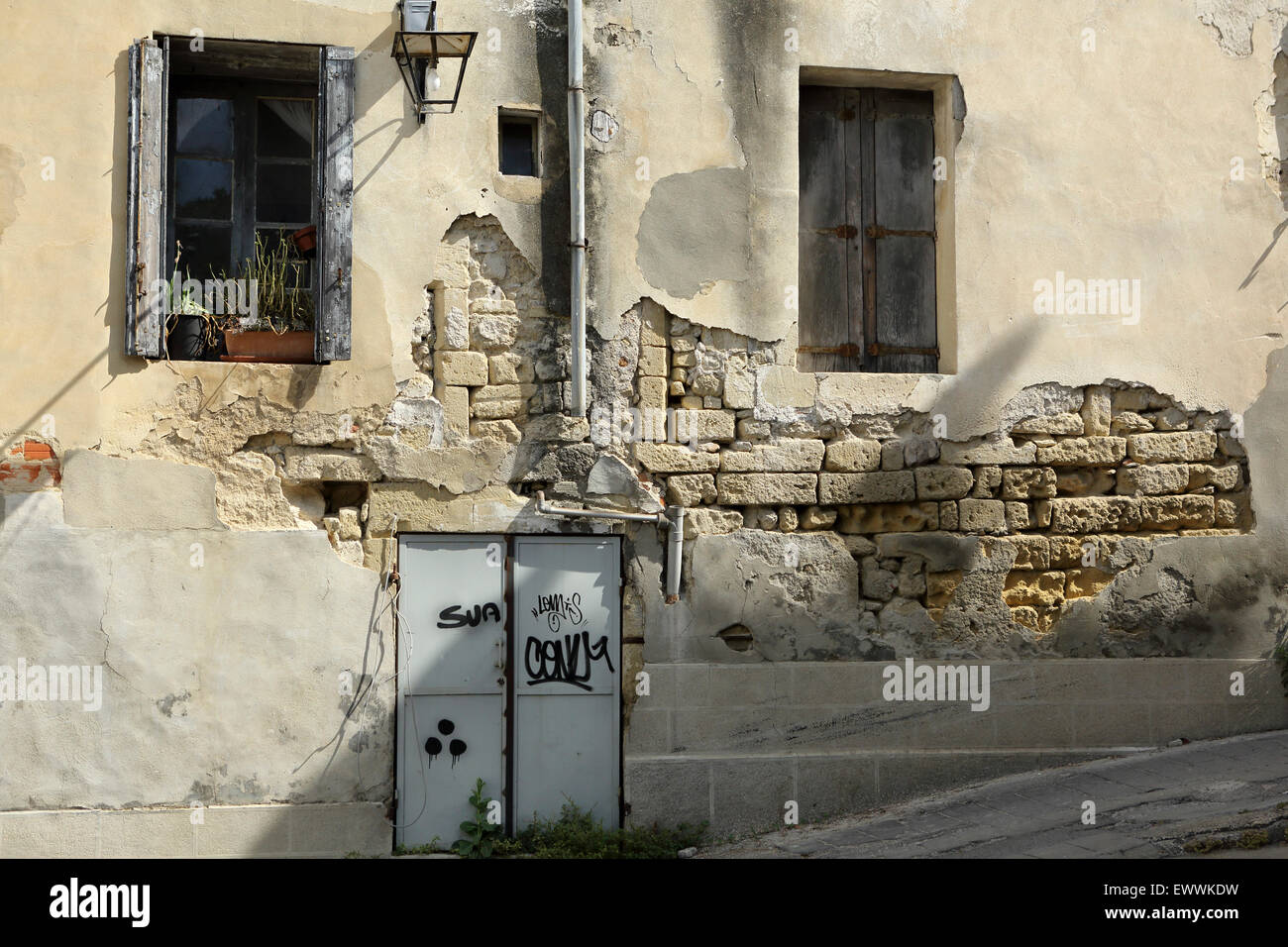 Rustico sulle pareti di una casa in Sommieres, Francia. Sommieres ha origini romane e il suo centro storico che risale al Medioevo. Foto Stock