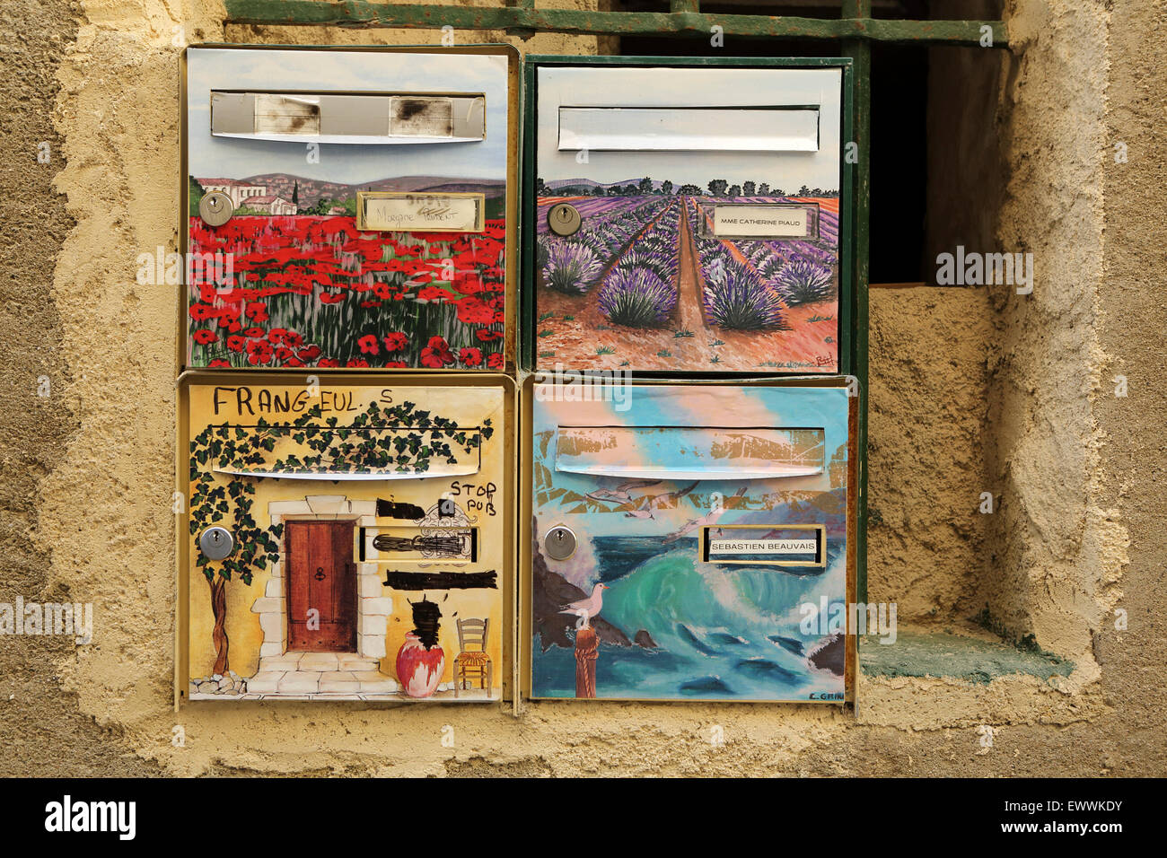 Postboxes colorati in una casa a Sommieres, Francia. Sommieres ha origini romane e il suo centro storico che risale al Medioevo. Foto Stock