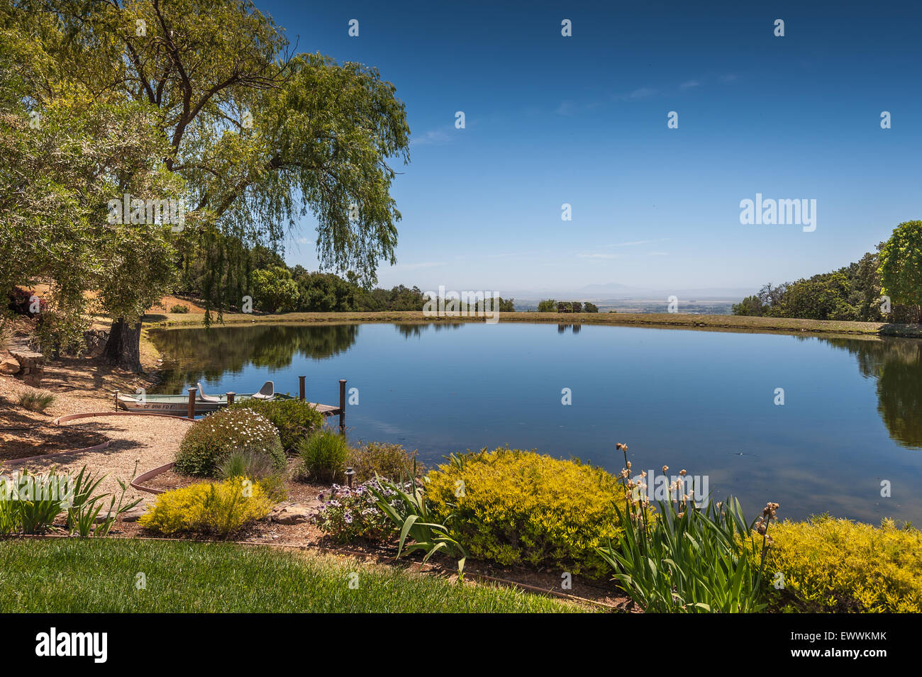 Vista pittoresca del lago vetroso nella Napa Valley Foto Stock